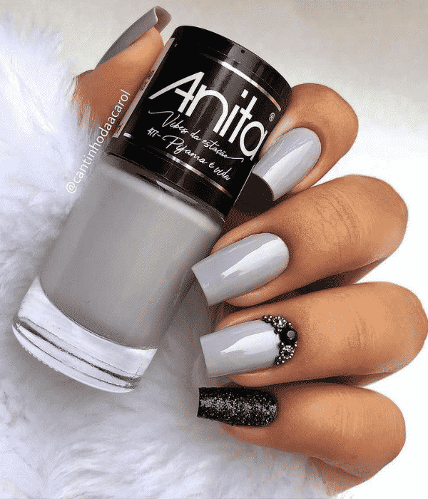 unhas decoradas com esmalte cinza e decoração preta