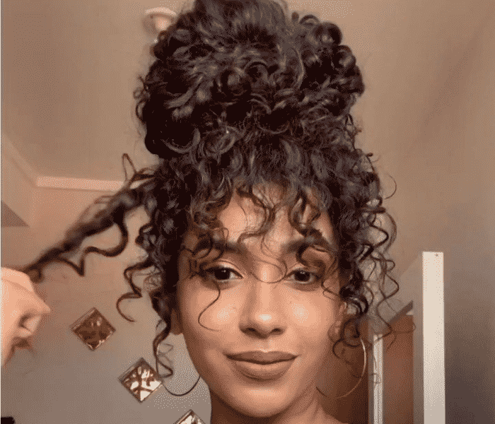 penteado para cabelo caheado com franja