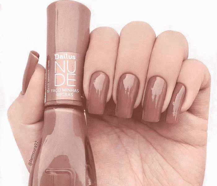unhas nude marrom